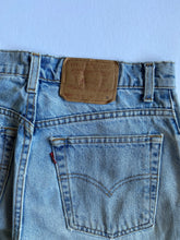 Cargar imagen en el visor de la galería, Vintage Levis 550- Light Wash
