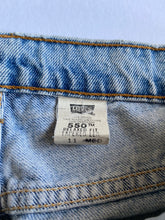 Cargar imagen en el visor de la galería, Vintage Levis 550- Light Wash
