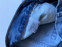 Cargar imagen en el visor de la galería, 2000s Levis 505-Medium wash
