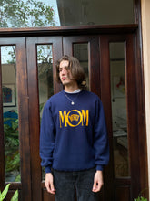 Cargar imagen en el visor de la galería, Vintage Russell- WVU Mom Crewneck
