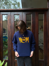 Cargar imagen en el visor de la galería, Vintage Russell- WVU Mom Crewneck
