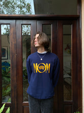 Cargar imagen en el visor de la galería, Vintage Russell- WVU Mom Crewneck
