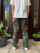 Cargar imagen en el visor de la galería, Vintage Camo Cargo Pants
