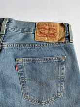 Cargar imagen en el visor de la galería, Levis 501- Light Wash
