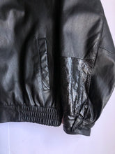 Cargar imagen en el visor de la galería, Vintage USA Leather Jacket
