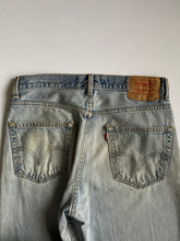 Cargar imagen en el visor de la galería, Levis 550- Distressed Light Wash
