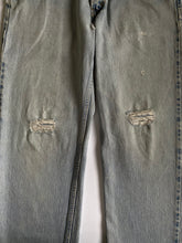 Cargar imagen en el visor de la galería, Levis 550- Distressed Light Wash
