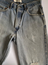 Cargar imagen en el visor de la galería, Levis 550- Distressed Light Wash
