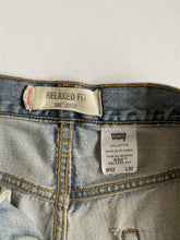 Cargar imagen en el visor de la galería, Levis 550- Distressed Light Wash
