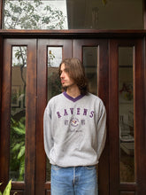 Cargar imagen en el visor de la galería, Vintage Ravens Crewneck
