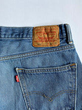 Cargar imagen en el visor de la galería, Levis 550 Light Wash
