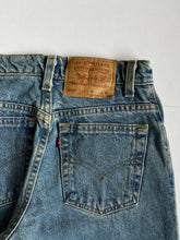 Cargar imagen en el visor de la galería, Vintage Levis 550- Mom Jeans
