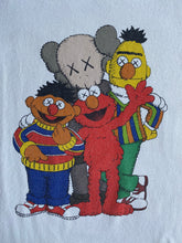 Cargar imagen en el visor de la galería, Uniqlo- Kaws x Sesame Street Tee
