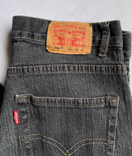 Cargar imagen en el visor de la galería, Levis 550- Washed Black
