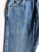 Cargar imagen en el visor de la galería, Wrangler Released Hem Jeans
