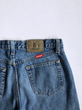 Cargar imagen en el visor de la galería, Wrangler Released Hem Jeans
