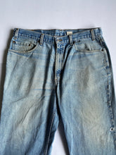 Cargar imagen en el visor de la galería, Vintage Levis Relaxed Straight Leg
