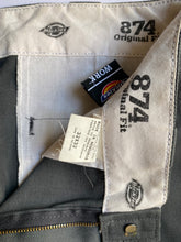 Cargar imagen en el visor de la galería, Dickies 874- Gris
